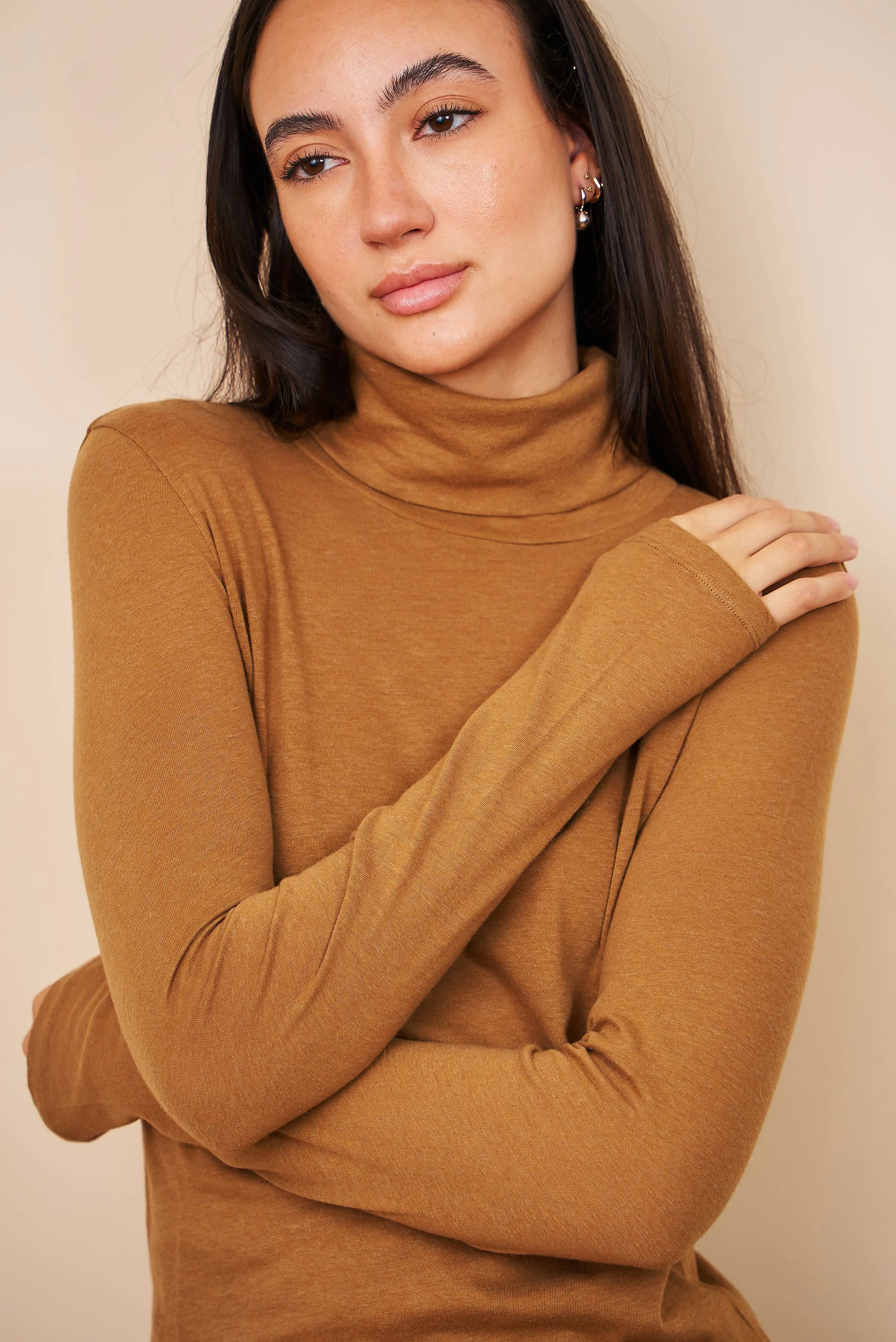 Majestic Cotton/Cashmere Long Sleeve Turtleneck in Camel